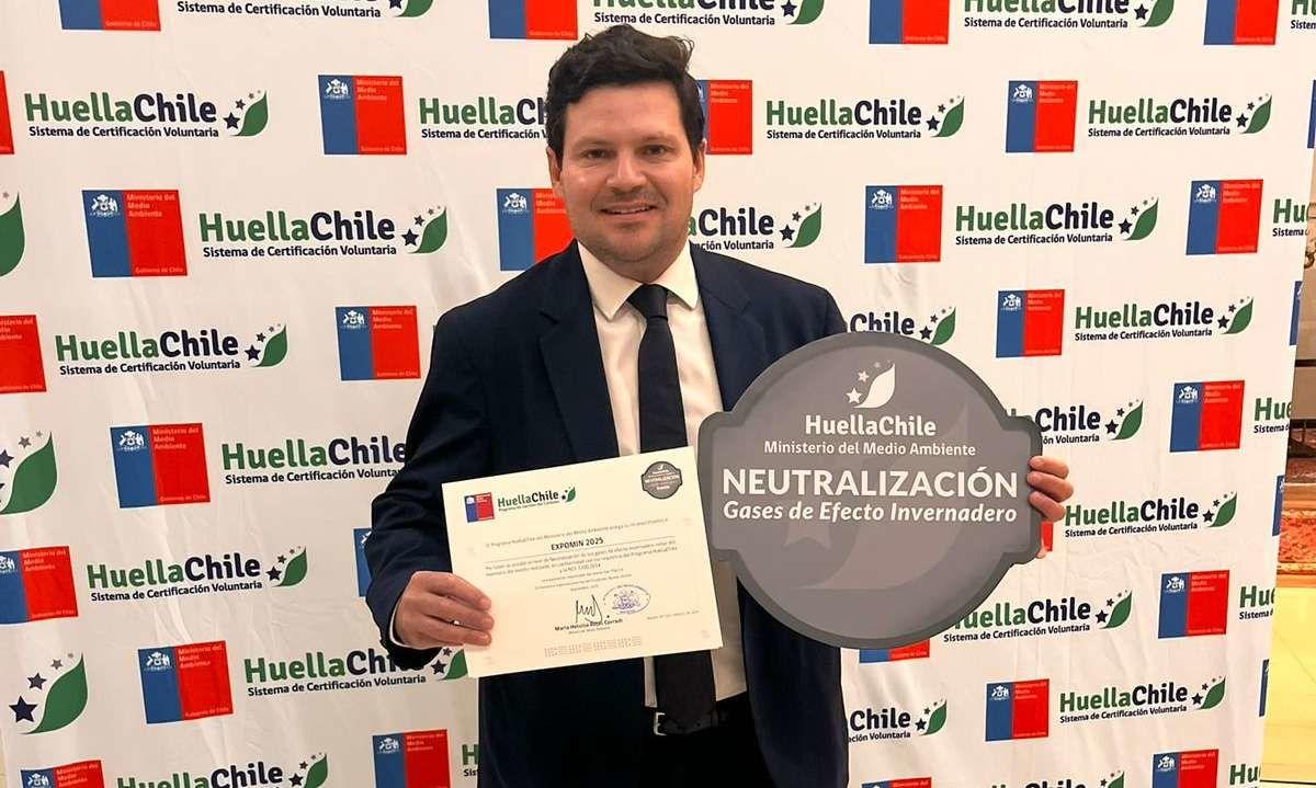 Ministerio del Medio Ambiente entrega reconocimiento a Expomin 2025